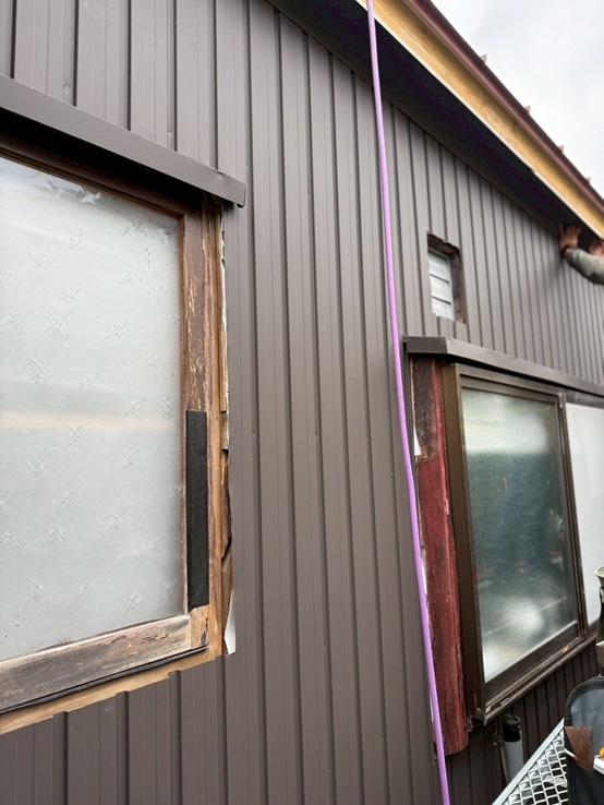 SGLガルバリウム鋼板の外壁を釘で固定します