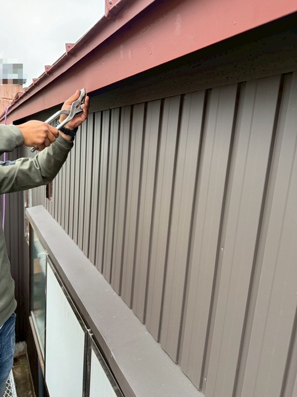 鼻隠しに雨どいを設置していきます