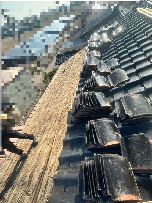 屋根の瓦取り外す