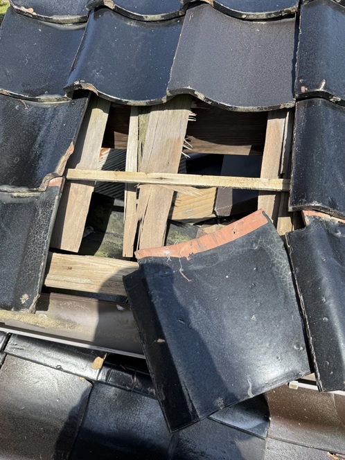 屋根下地が傷んでいます