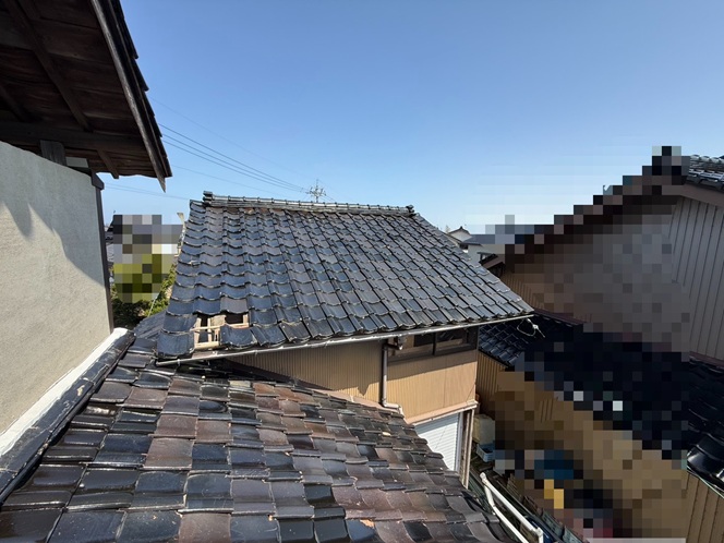 納屋の瓦が落下