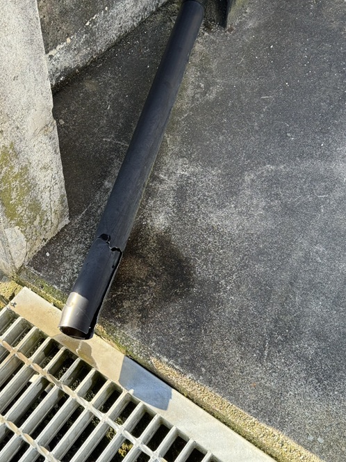 さらに調査を進めると、  👉排水している部分の雨樋が割れている状態  も確認できました。