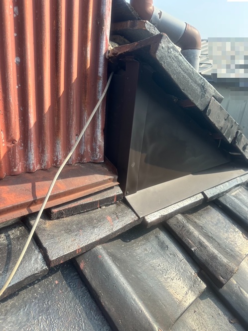 屋根と屋根の取り合いに板金を設置