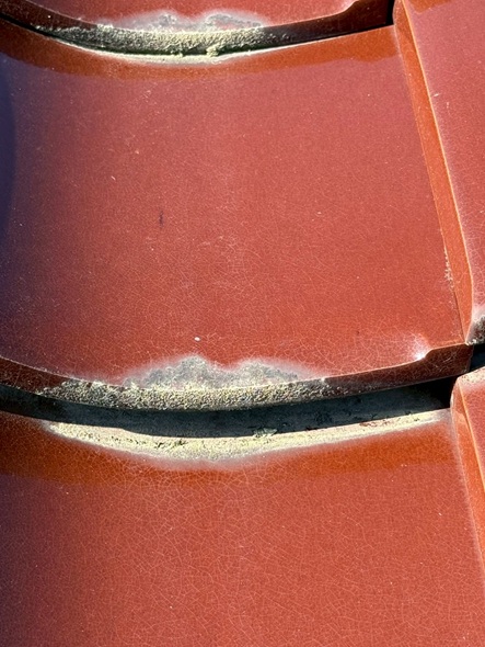 瓦が浮いている