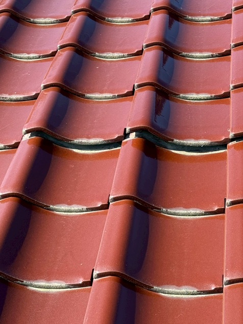 瓦が浮いている