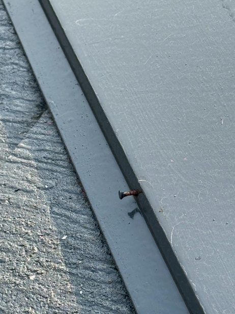 棟板金の釘浮