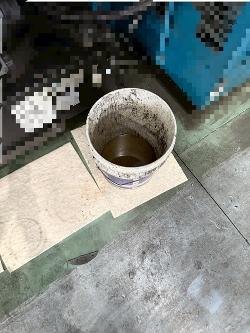 雨漏りでバケツに溜まった雨水