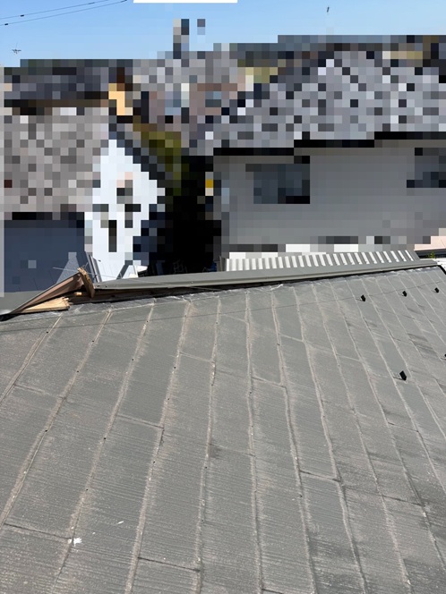 隅棟が強風で捲れています