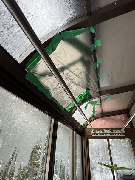 割れたサンルーム屋根パネル