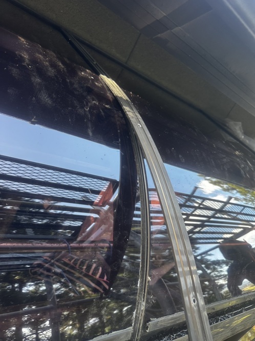 パネルを置き、押さえ材で固定