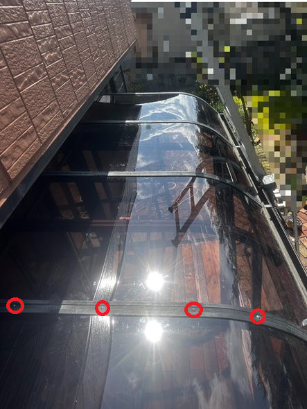 押さえ材で新しいパネル固定