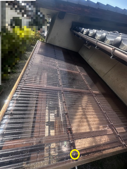 新しいポリカ波板を設置していきます。