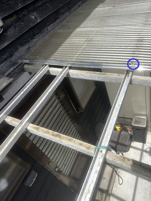 ポリカ波板を外します