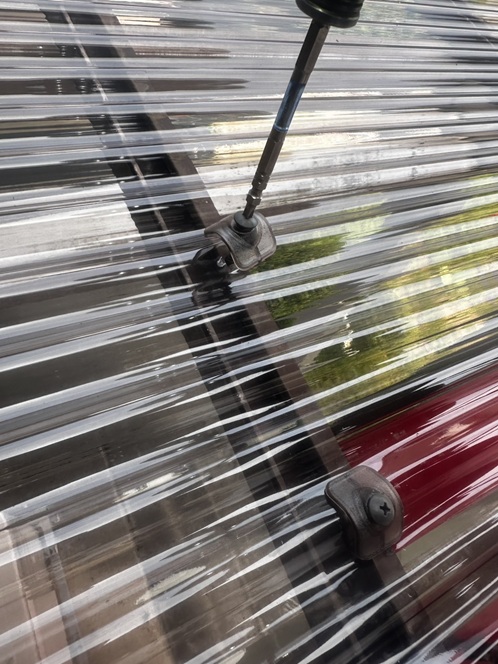 ポリカ波板専用ビスで固定