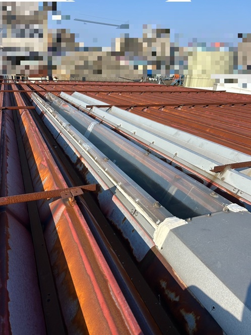 ポリカの隙間にコーキング