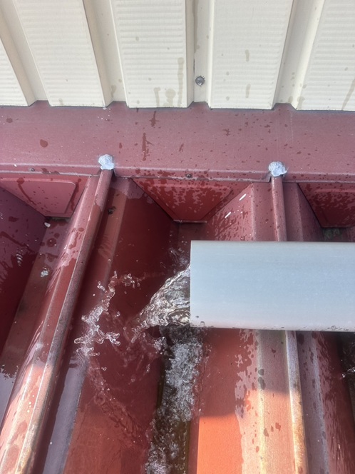 水が飛び散る雨どい