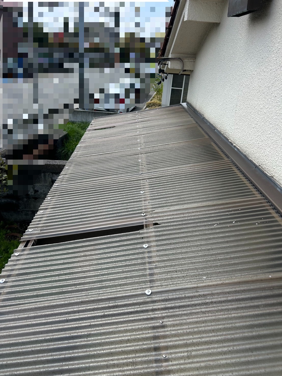 ポリカが割れている