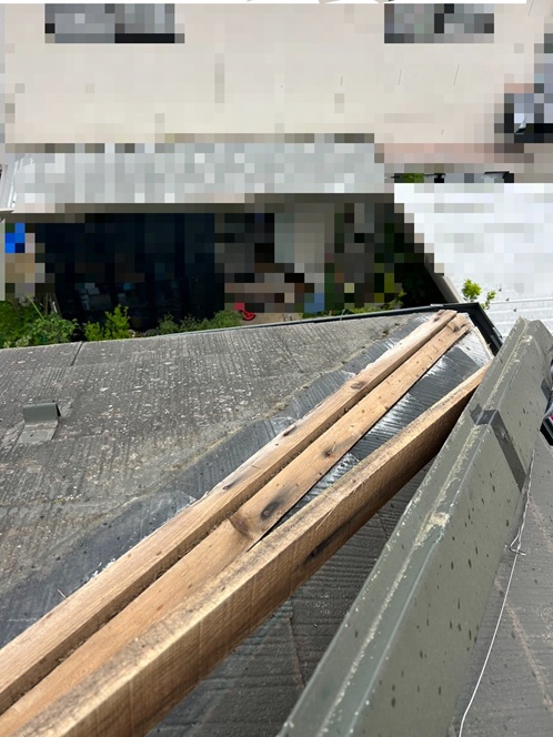 棟板金をはがす