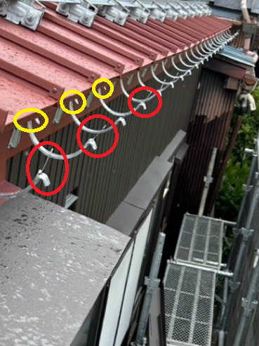 軒樋を設置していきます。 吊り金具の爪の部分で雨どいを固定します。写真で見ると吊り金具の右側の爪は上に上向きにまっすぐに伸びていますが、この爪を曲げて横樋を挟み込んで固定します。