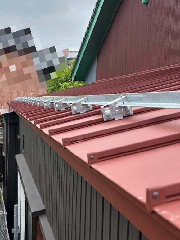 鼻隠しに新しい雨どいを設置します