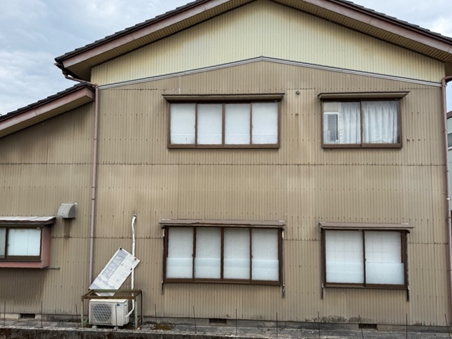 経年劣化が進んでいた雨樋交換工事を行います