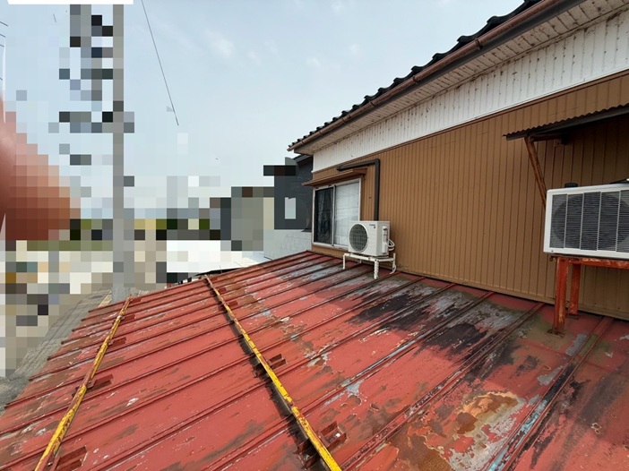 車庫のトタン屋根に錆が出ているので葺き替えをご検討中