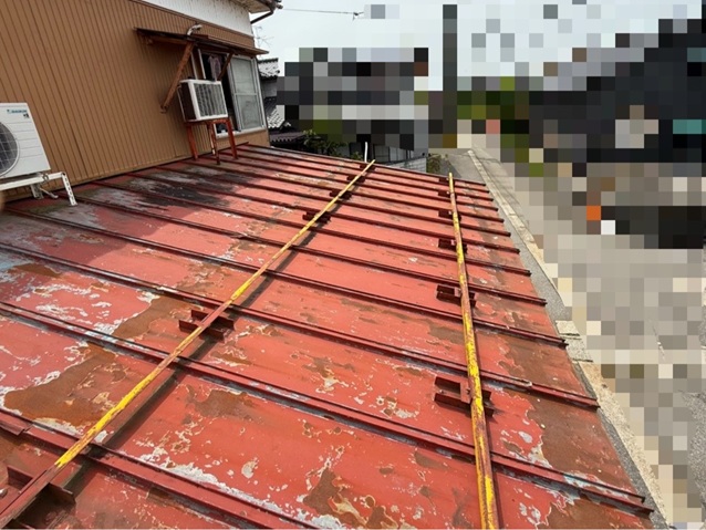 車庫のトタン屋根に錆が出ているので葺き替えをご検討中