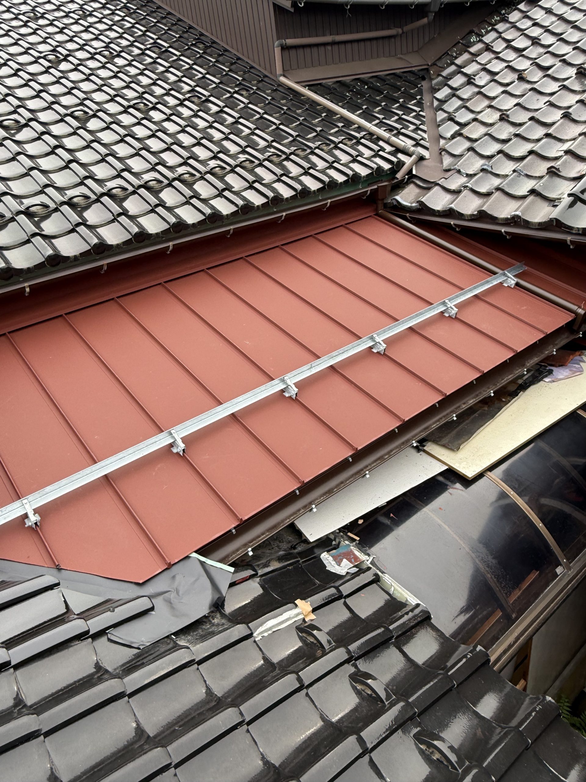 トタン屋根からSGLガルバリウム鋼板の屋根に葺き替え工事を行いました