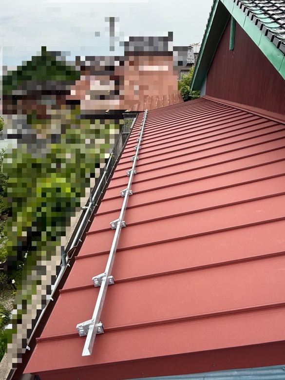 SGLガルバリウム鋼板の屋根に葺き替え後雪止めアングルを設置