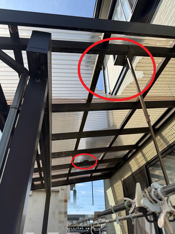 サンテラスの屋根のポリカ波板が割れています