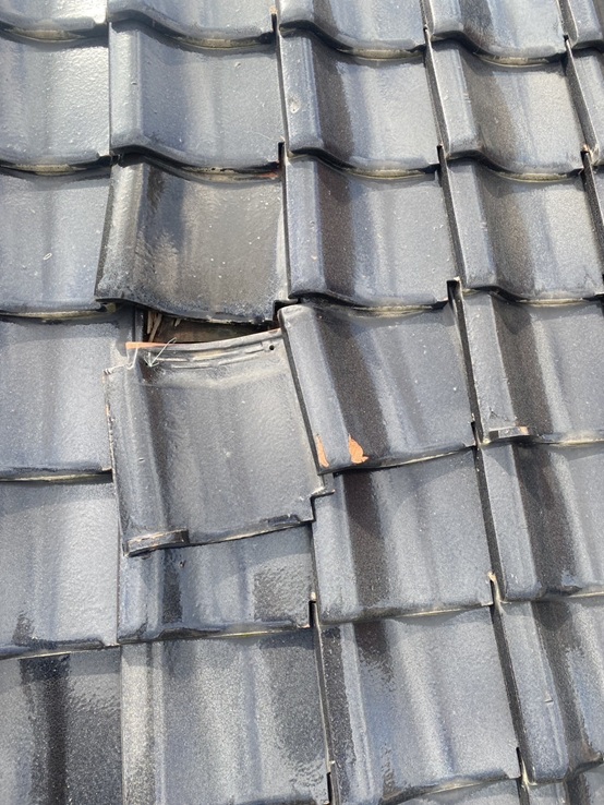 瓦がズレています