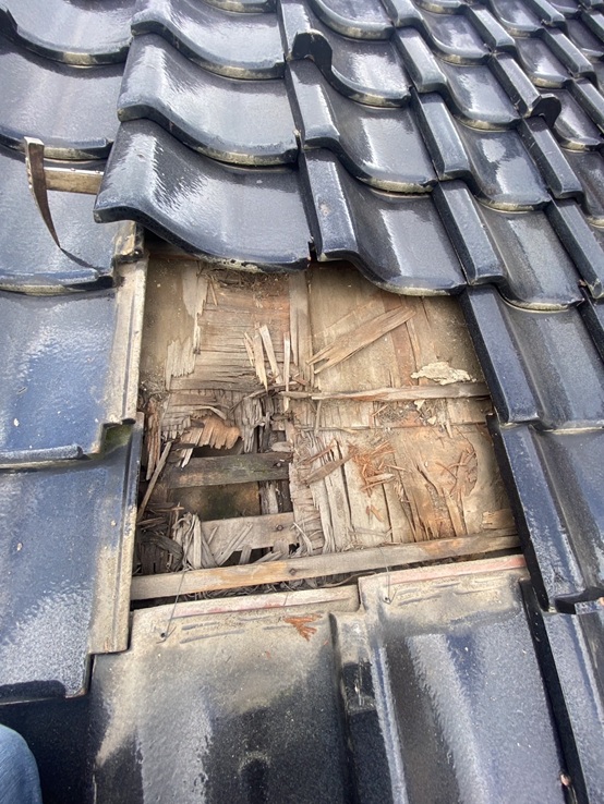 ズレていた瓦４枚を取り外します