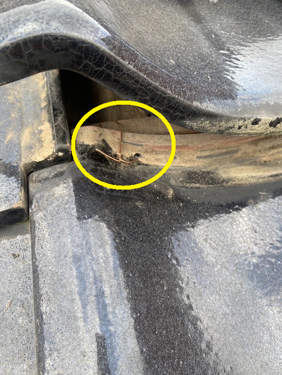 瓦の穴に銅線を通して、瓦屋根下地の瓦桟に巻き付けて固定