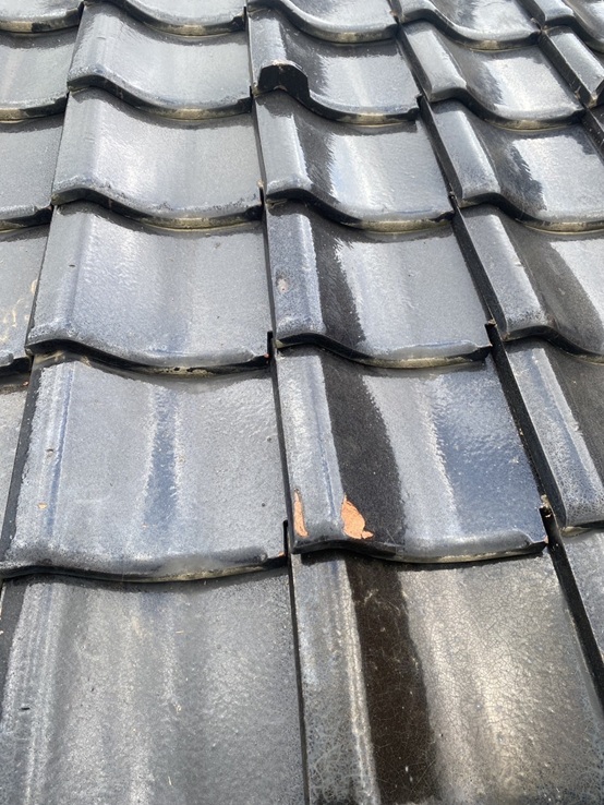 ズレていた瓦を元の位置で固定しました