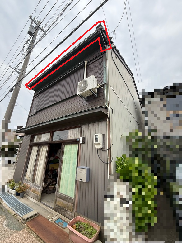 銅製の雨どいが外れ、穴があいています