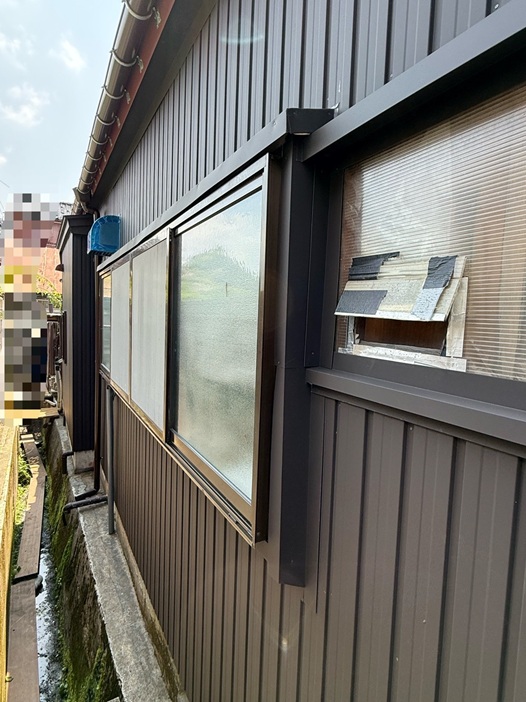 窓枠まわりにも