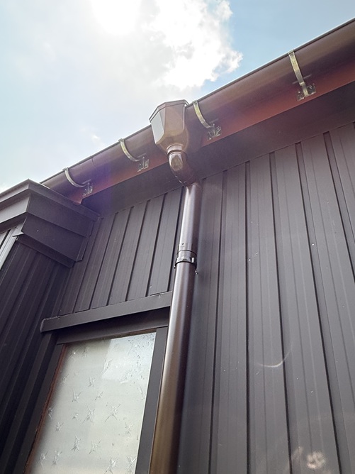 新しい雨どいを取り付けました