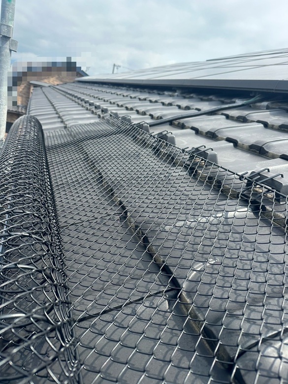 給湯器の上の瓦屋根に雪止めネットゆきもちくん設置しました