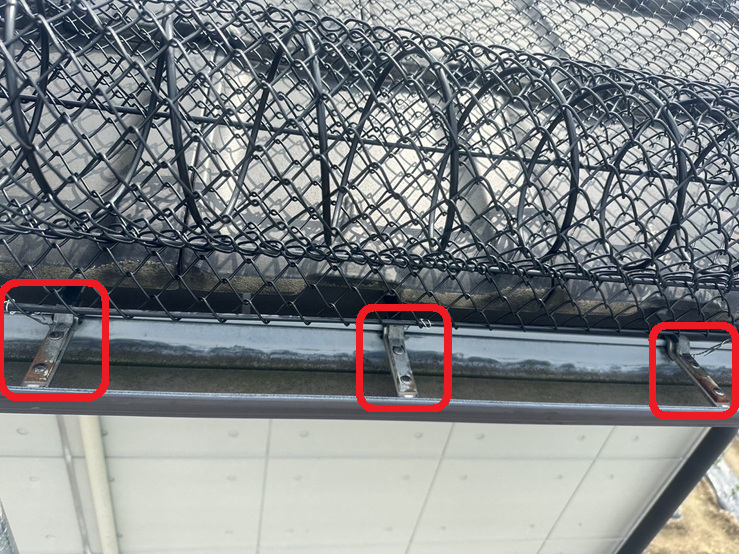 軒先（屋根の先端）のほうは、雨どいの吊り金具にステンレス線でしっかりと固定