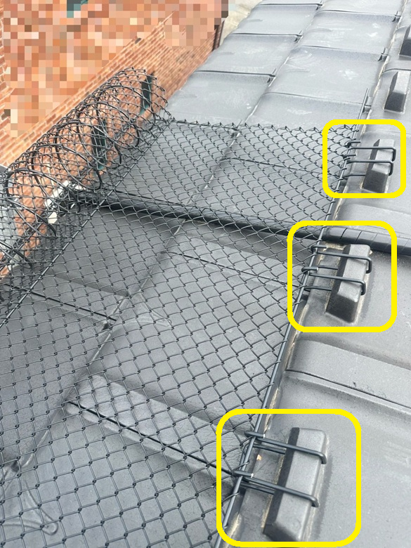 雪止め瓦にゆきもちくん専用の止め金具を引っ掛けて固定