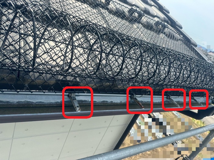 軒先（屋根の先端）のほうは、雨どいの吊り金具にステンレス線でしっかりと固定