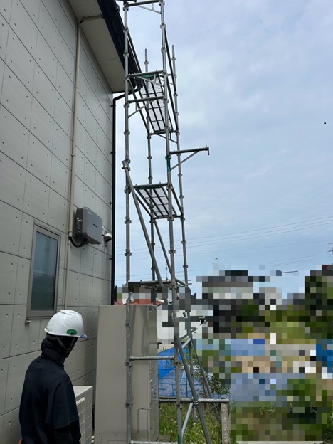 雪止めネット取り付け工事のため足場を設置