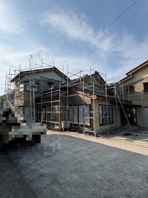 外壁張り替え・棟瓦積み直し・雨どい交換工事のため雨どいを設置