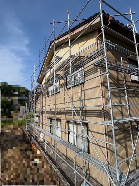 外壁張り替え・棟瓦積み直し・雨どい交換工事のため雨どいを設置