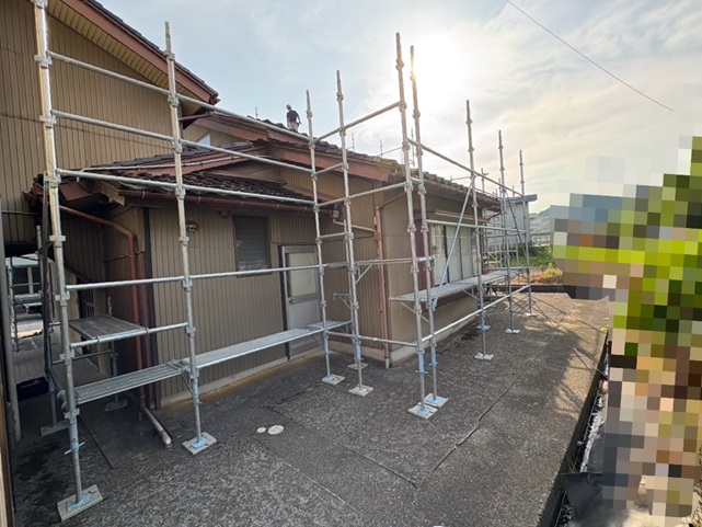 外壁リフォーム・瓦屋根積み直し工事・雨どい交換工事のため足場を設置