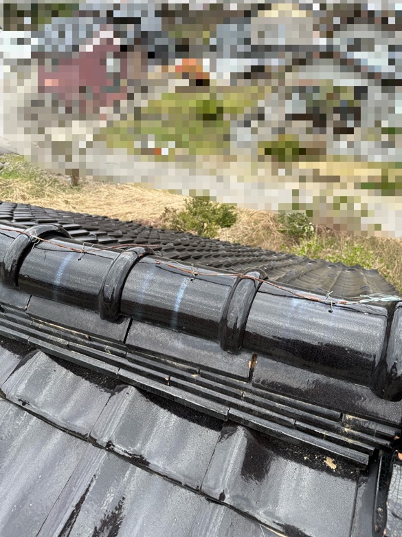 棟瓦が歪んでガタついています