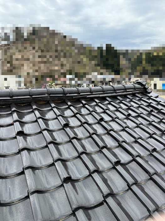 棟瓦が歪んでガタついています