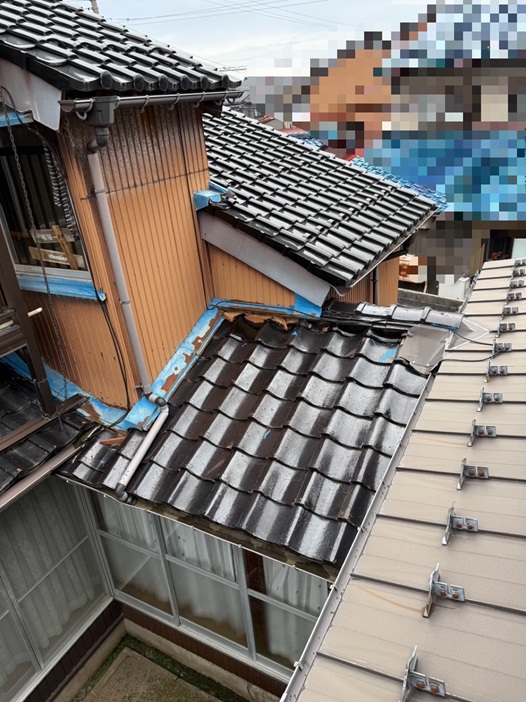 瓦屋根　取り合い部分の面戸が崩れています