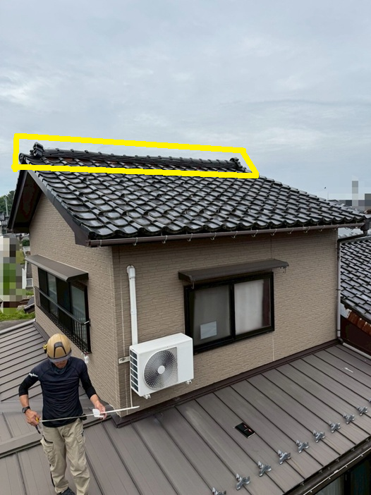 増築箇所の瓦屋根の棟瓦が歪んでいます