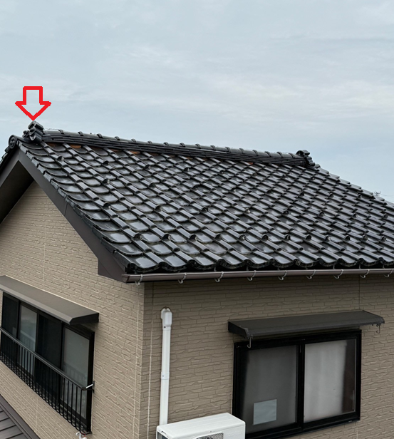 鬼瓦が傾いていました